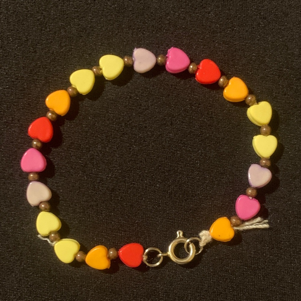 90s / Y2K handmade bracelet plastic heart beads 7”